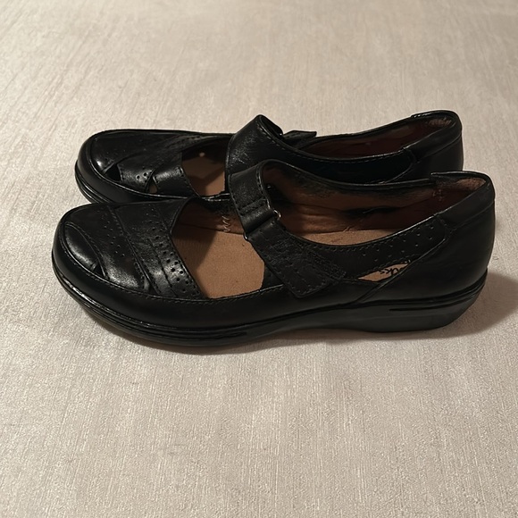 Clarks Collection Rounded Toe Cut Out Loafers - Picture 2 of 6